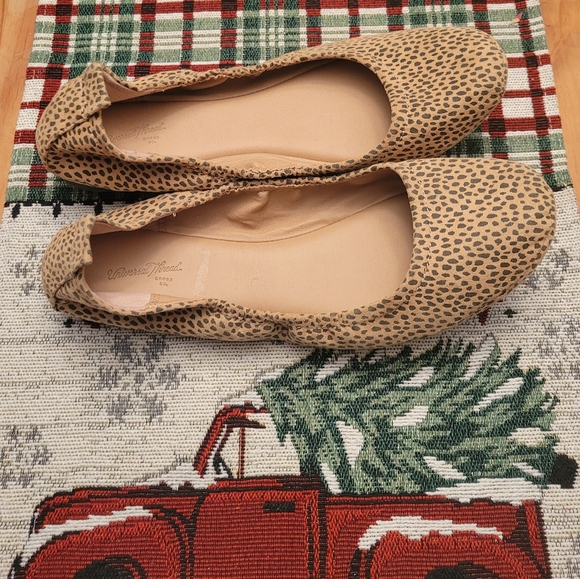 Universal Thread Flats - Picture 3 of 6